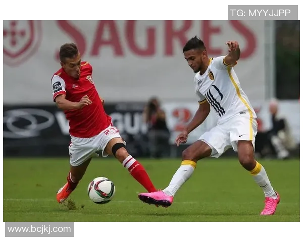 波尔图与药厂的激烈对决揭示足球战术的博弈与魅力 波尔图与药厂的激烈对决揭示足球战术的博弈与魅力